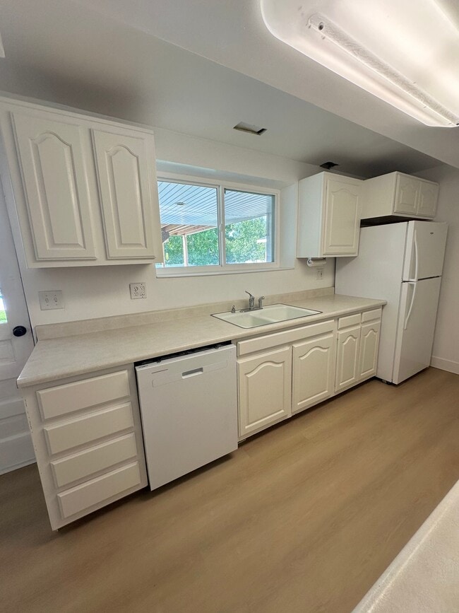 Building Photo - 270 S Edgehill Dr
