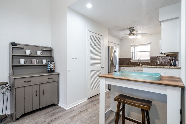 Building Photo - 203 B Lakeview Terrace
