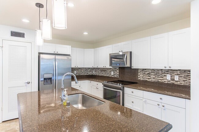 Building Photo - Stunning 4 Bedroom with 3 Bathroom Home in...