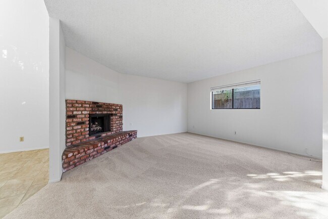 Foto del edificio - Spacious Westside Townhome Near Parks, Trails, and the Beach