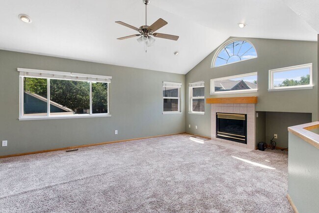 Foto del edificio - 4 Bedroom Townhome near campus