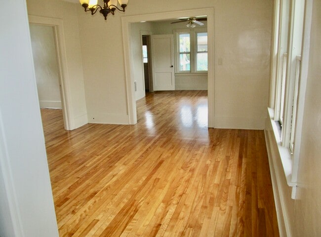 Building Photo - 109 Hawthorne Ave