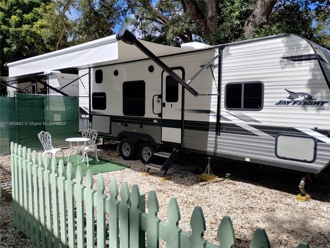 Building Photo - 125 NE 184th Terrace