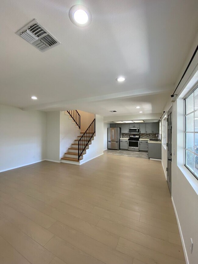 Foto del edificio - Updated Townhome with Garage *Only $3,000 Deposit!