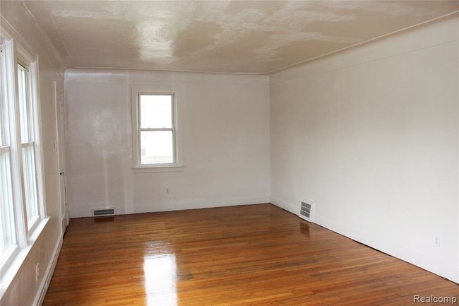Building Photo - 1505 W Nine Mile Rd