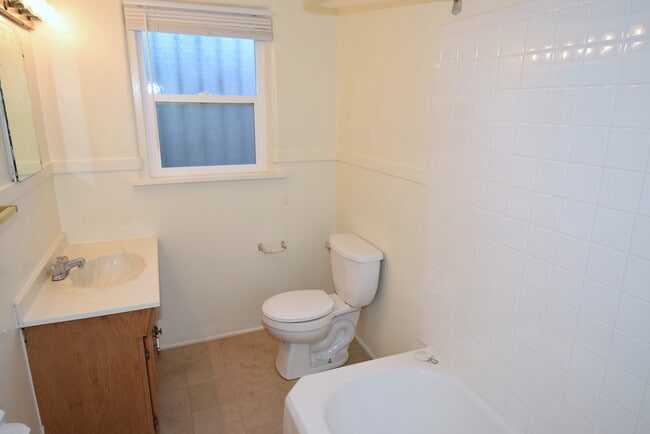 Building Photo - 2 Bedroom Casita NOB HILL/UNM CNM AREA WITH GARAGE, FENCED YARD