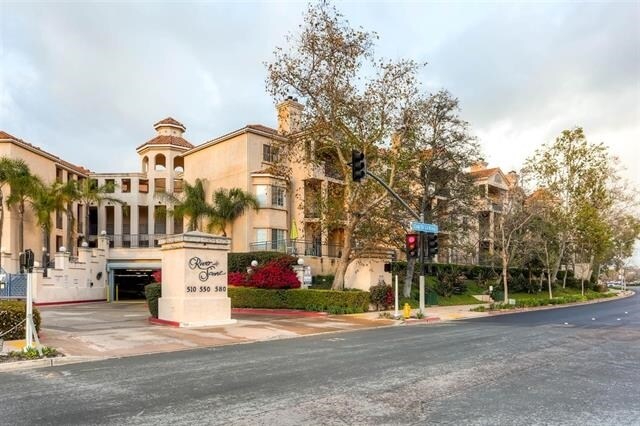 Entrance/street view - 580 Camino De La Reina