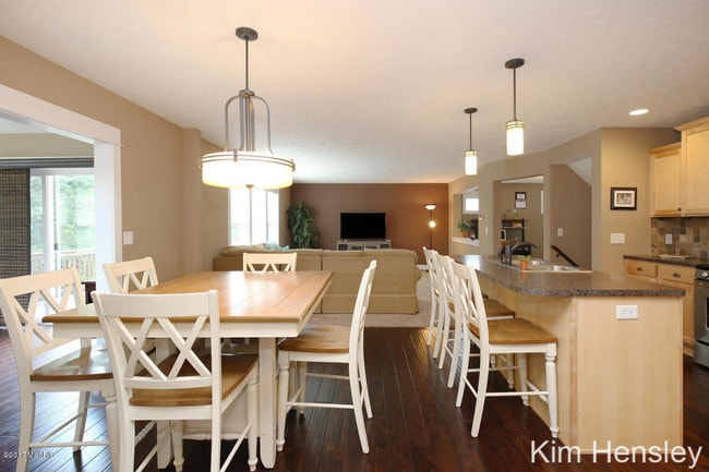Building Photo - 9741 Sunset Ridge Dr NE