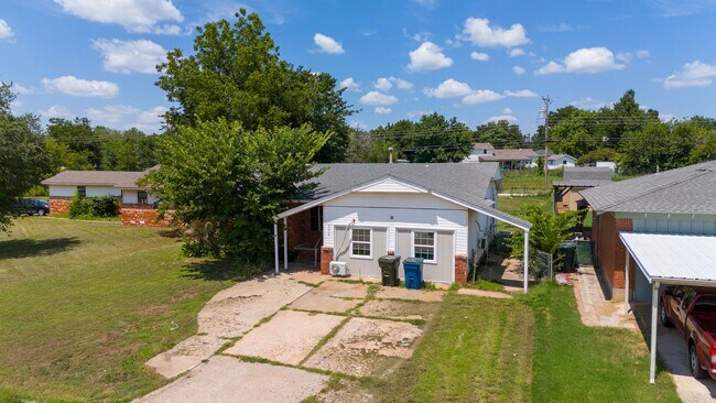 Foto del edificio - Spacious 5-Bedroom Home with Fenced Backya...