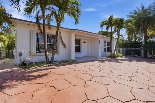 Building Photo - 2761 SW 33rd Ct