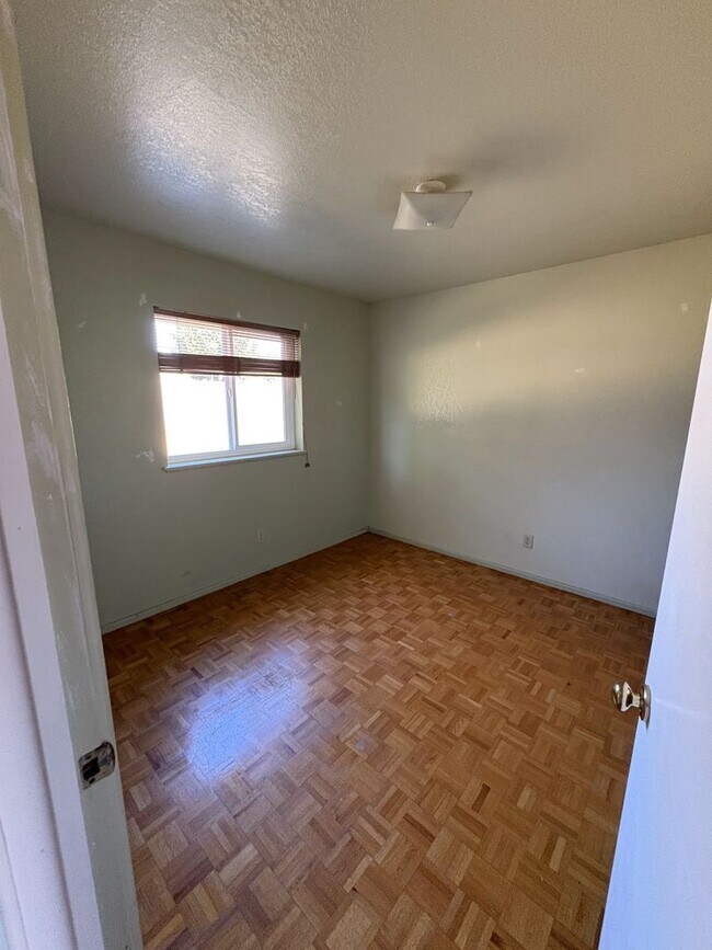 Building Photo - Three Bed Two Bath Arcata
