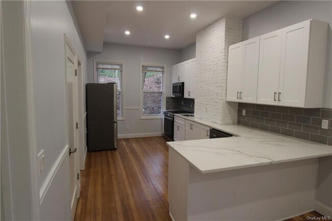 Foto del edificio - 656 Sherman Ave