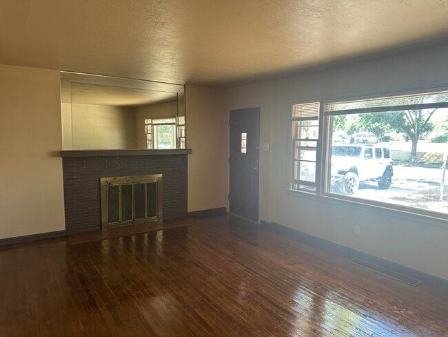 Building Photo - 3 bed 1 bath house