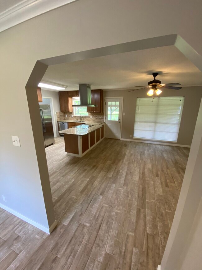 Foto del edificio - 4010 Honeysuckle Ln