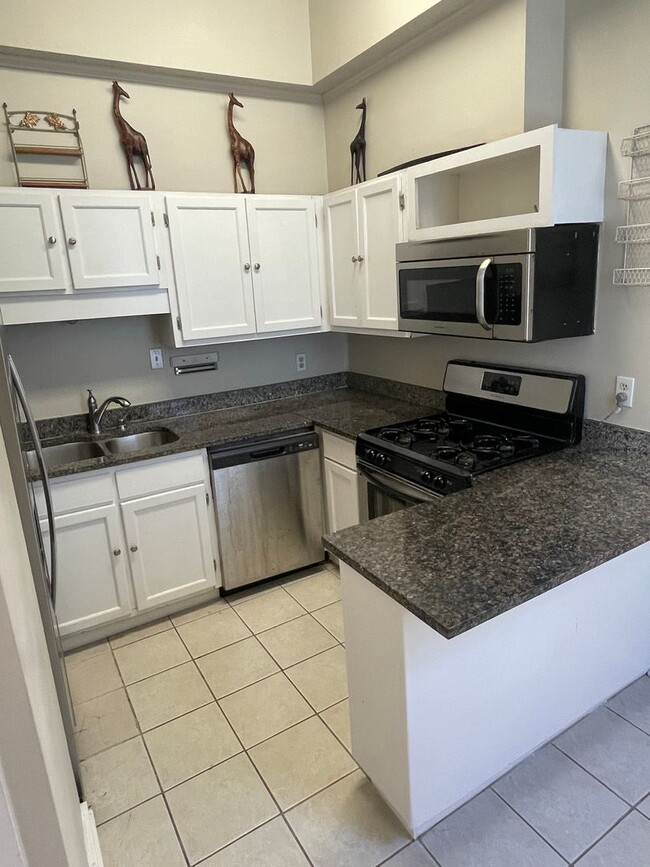 Building Photo - Great 1BD/1BA Uptown, Private Backyard, Laundry in Unit