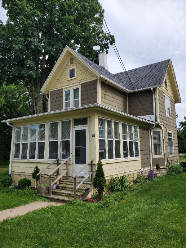 202 W Cherry St, Fox Lake, WI 53933 Townhome Rentals in Fox Lake WI