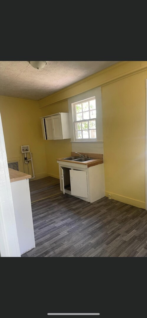 Building Photo - 605 Durden St