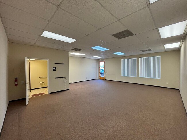 Foto del edificio - 2050 Artesia Blvd