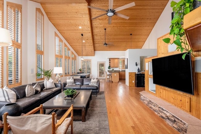 Building Photo - 2500 E Scenic Dr