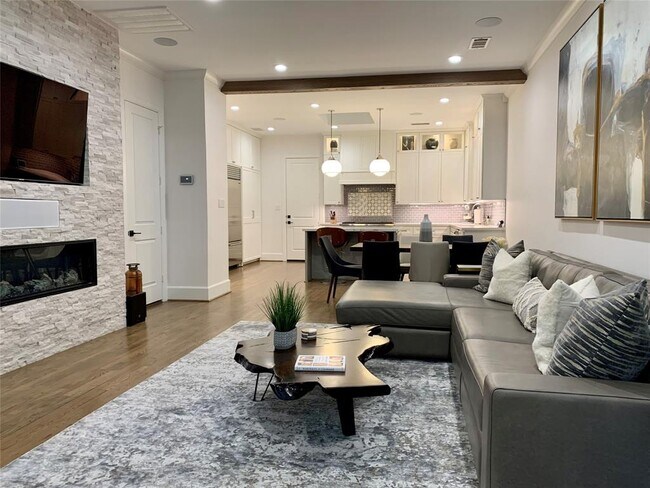 Building Photo - 5114 Chevy Chase Dr