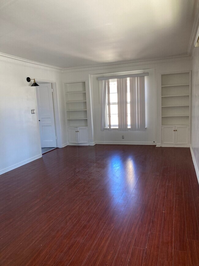 Spacious Living Room - 4293 Leimert Blvd