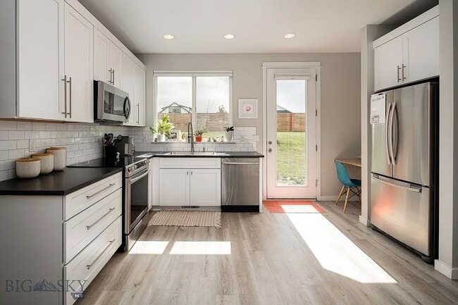 Foto del edificio - Charming Three Bedroom Home with Large Fen...