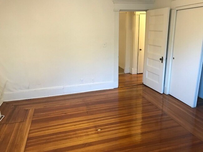 Building Photo - No Brokers Fee, No Security Deposit, Heat,...