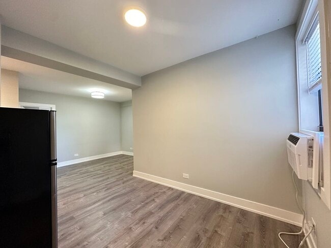 Foto del edificio - 545 W Belmont Ave