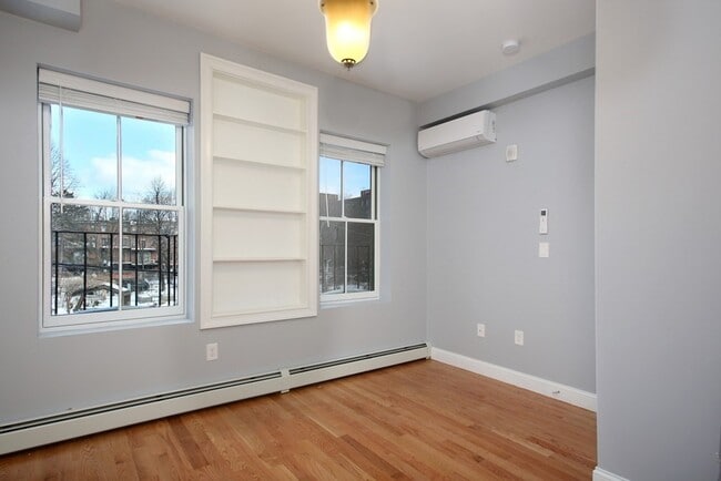 Building Photo - 205 W Springfield St