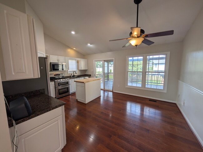 Foto del edificio - 212 Silver Stone Dr