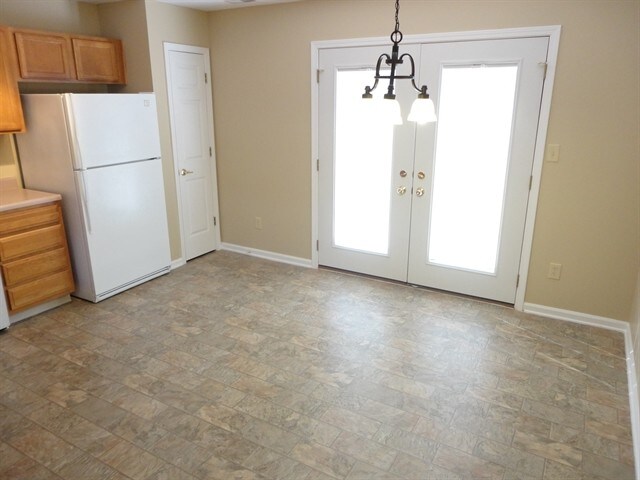 Building Photo - 5943 King Lear Dr