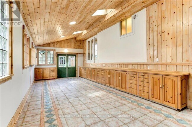 Building Photo - 485 Gowland CR