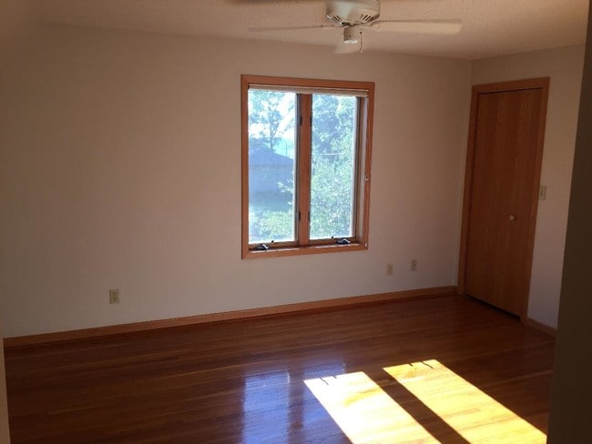 Large, open living room - 133 Coy St