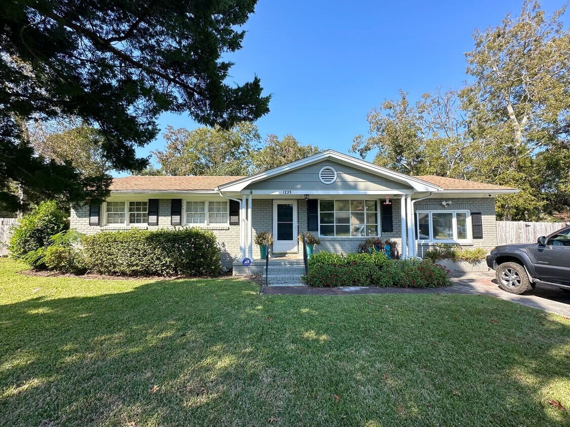 Primary Photo - Charming James Island Three Bedroom Home w...