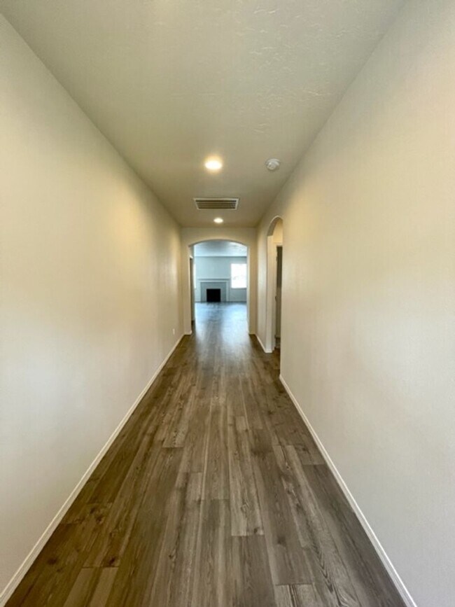 Building Photo - Beautiful like new 3 bedroom Hayden home in Prineville!