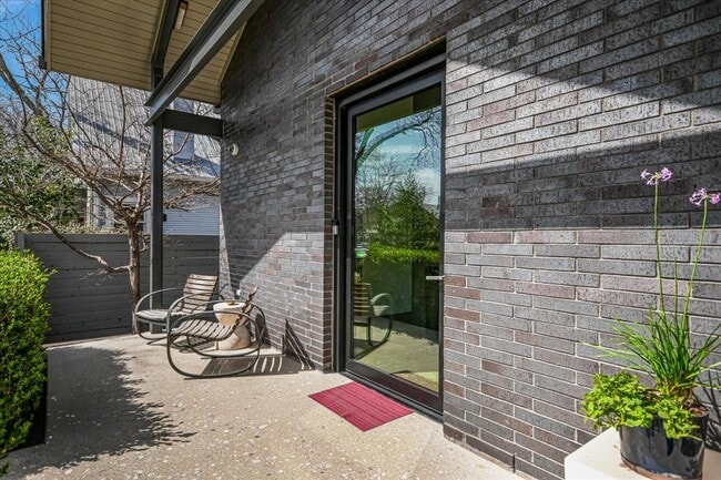 Building Photo - 1006 Elm St