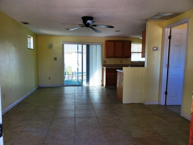 Building Photo - 1/1 Homosassa-Expressway convenience