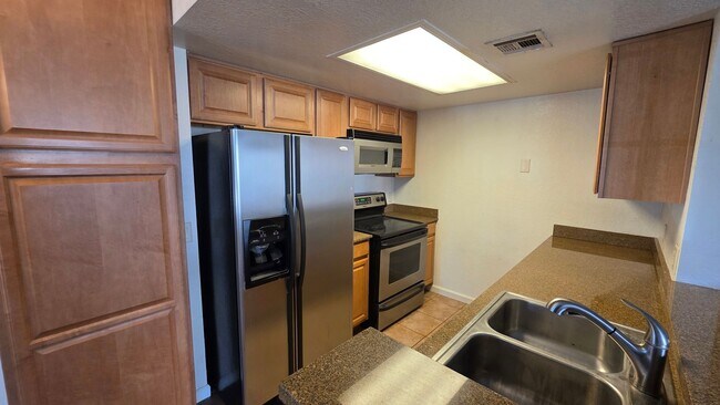 Foto del edificio - Take in mountain and desert views! First-level, two-bedroom, two-bath corner unit in Moonrise at ...