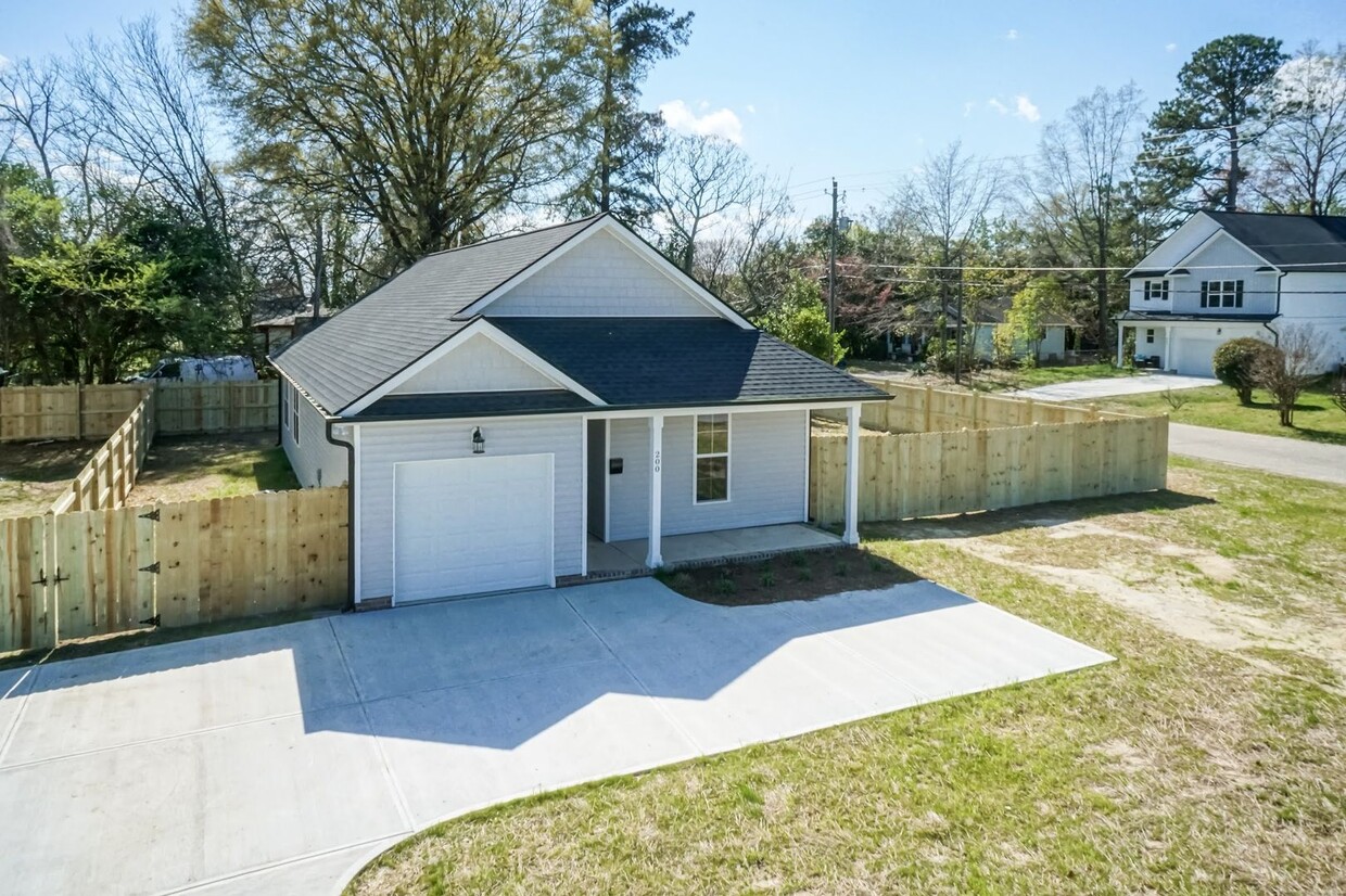 Foto principal - Brand New Three Bedroom Home!