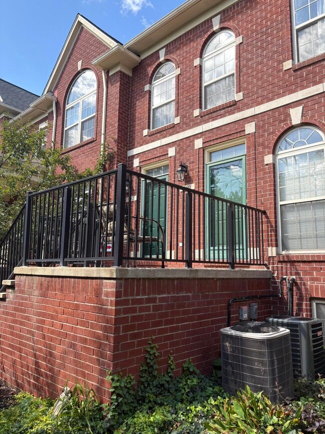 Building Photo - 660 Village Ln