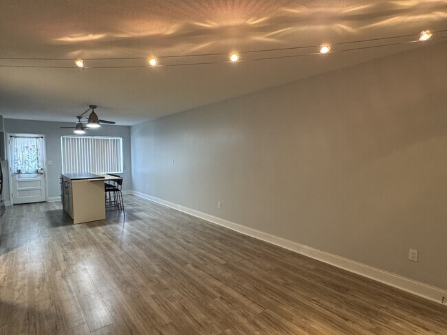 Foto del edificio - 825 N Primrose Dr