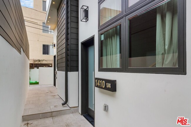 Building Photo - 1410 N Poinsettia Pl