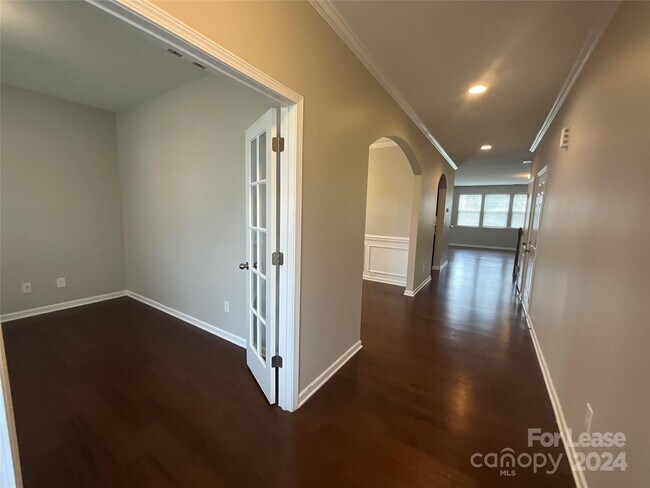 Building Photo - 1109 Wainscott Dr