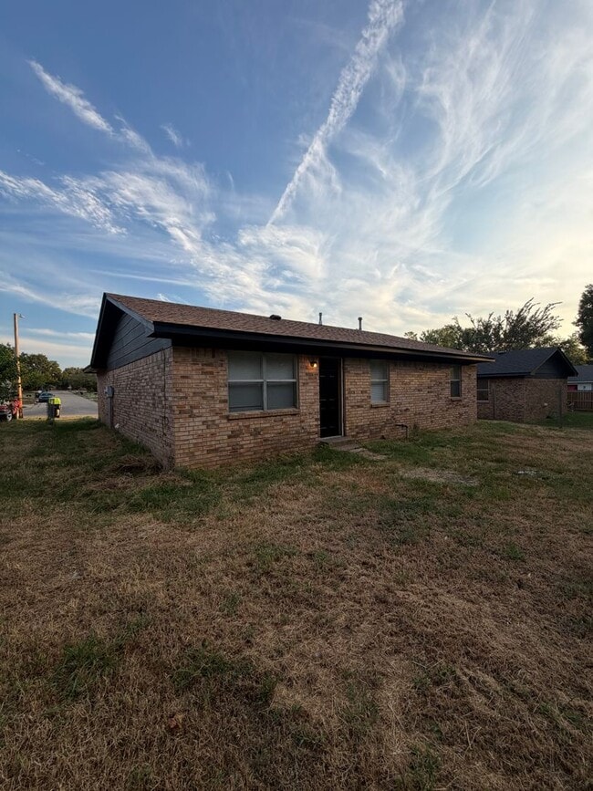 Building Photo - 2128 E Meandering Way