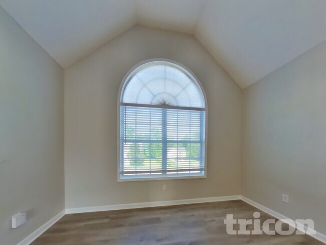 Foto del edificio - 660 Tipperary Rd