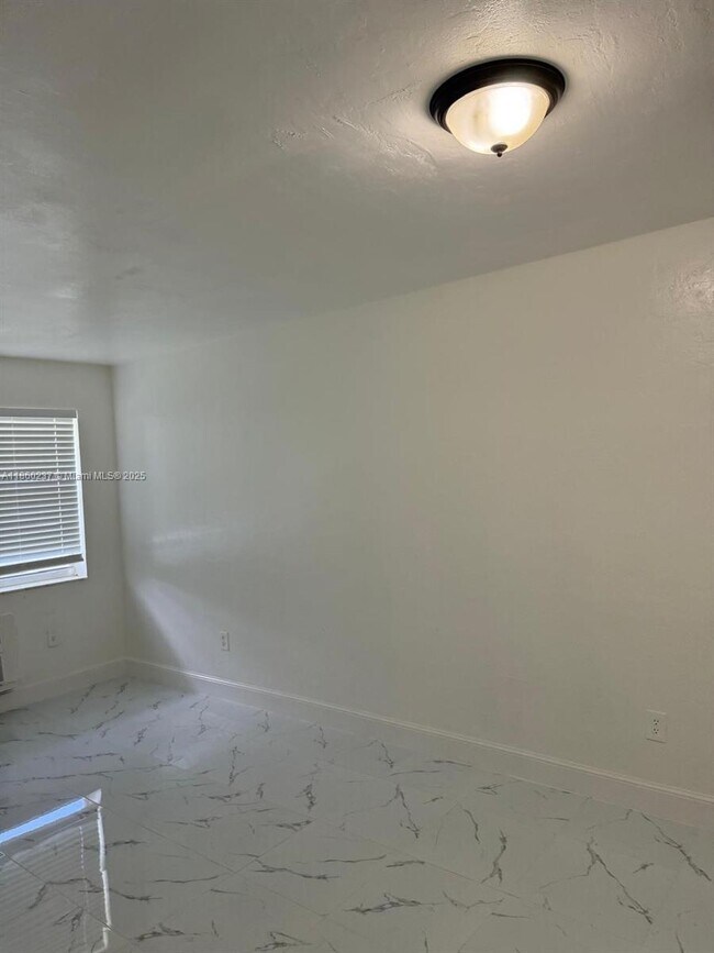 Building Photo - 15990 NE 19th Ct