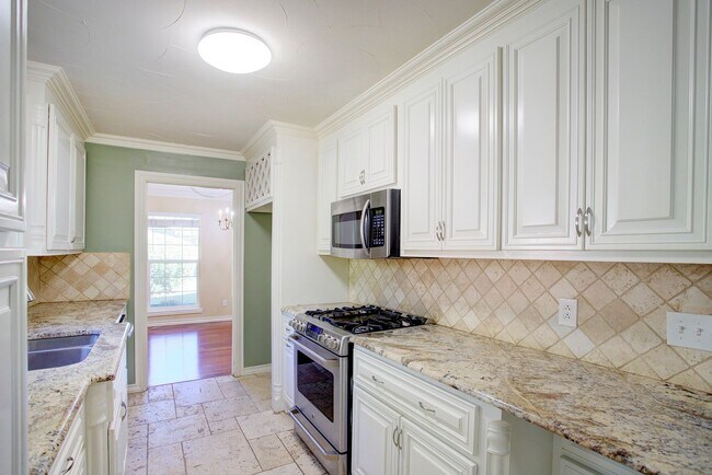 Foto del edificio - Available August 1st | 4 Bedroom Home with...