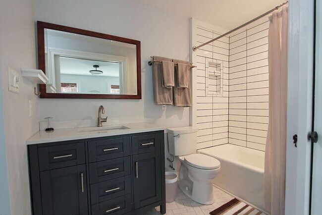 Foto del edificio - Available 3/1. Beautiful 2BR/2BA available in Elliottborough! Landscaping included!