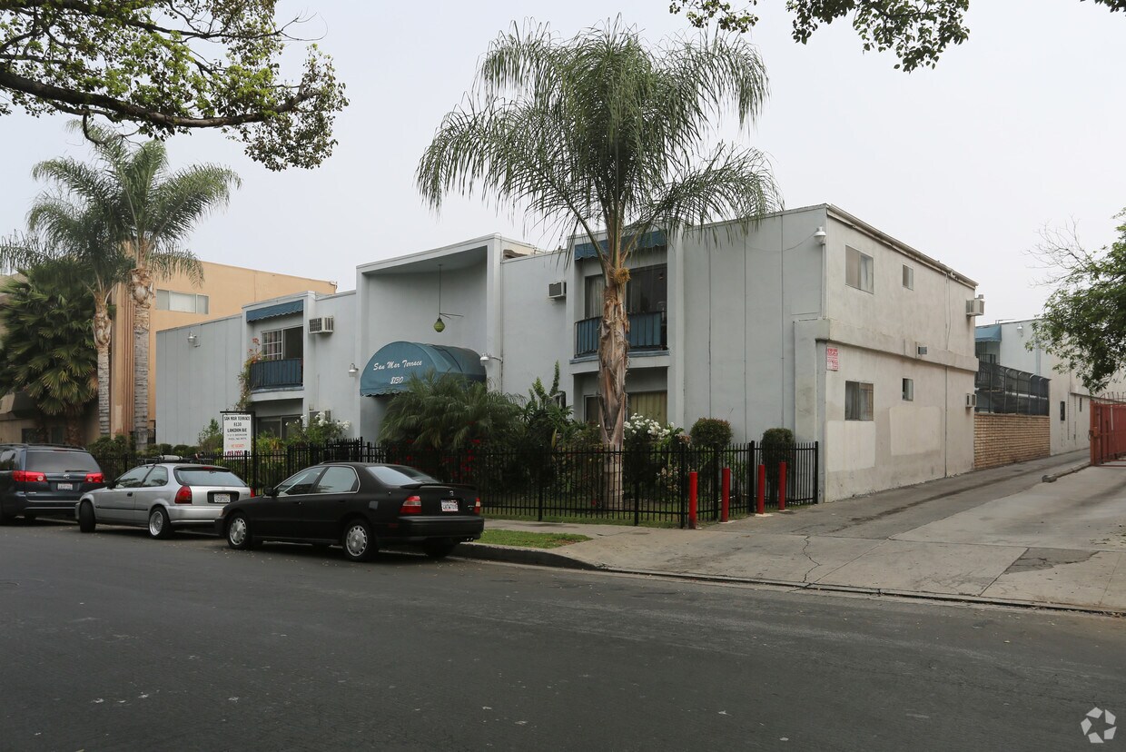 San Mar Terrace Apartments in Van Nuys, CA