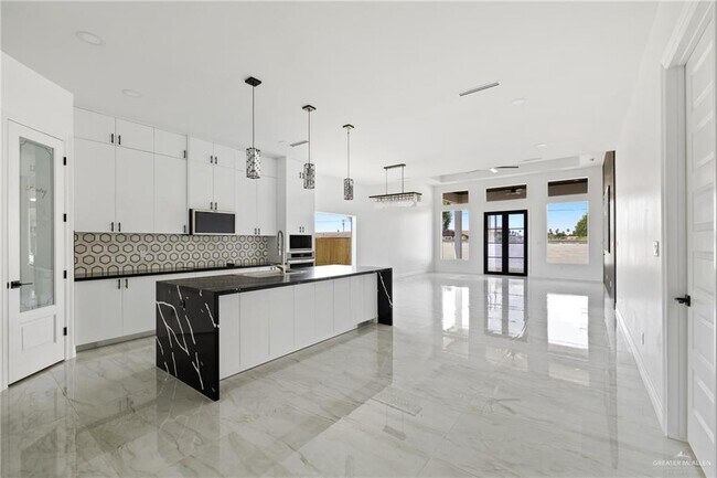 Building Photo - 32 Zimmerius Ave